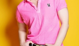 Nathan Lee đón hè với hàng hiệu rực rỡ sắc màu